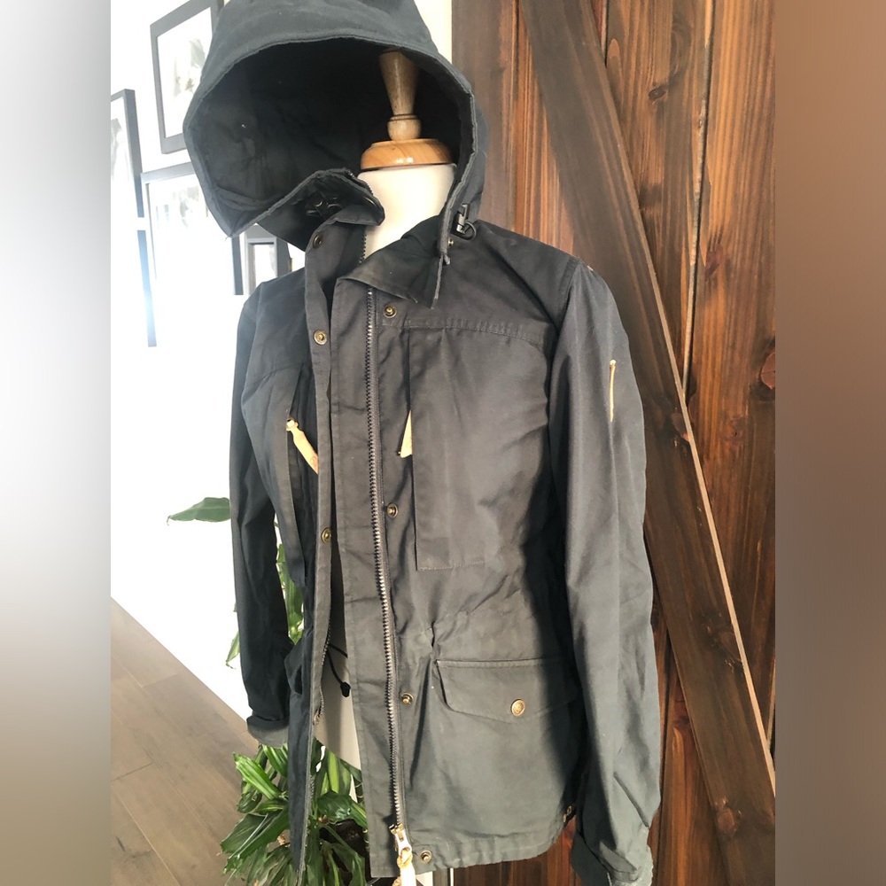 Fjall raven singi trekking jacket. Navy blue Xxs- fits like a Xs